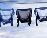 Drei blaue Hemden trocknen auf der Wäscheleine. Sie wurden auf links gewaschen, um die Farben zu schonen.