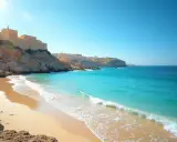 Piękna plaża z turkusową wodą i klifami, na których widać zabudowania. Czy to Cypr czy Malta? Trudno odróżnić te rajskie widoki.