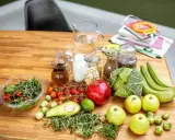 Składniki na dietę sirt: surowe mięso, sałatka, pomidorki, awokado, jabłka, kapusta, banany, nasiona, orzechy, oliwa, mleko.