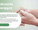 Dwie dłonie, jedna starsza, druga młodsza, symbolizują wsparcie. Dowiedz się, kto otrzyma świadczenie wspierające.