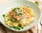 En krämig kyckling alfredo med tagliatelle, toppad med grillad kyckling, parmesan och färsk persilja. Ett perfekt recept för en snabb middag.