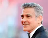 George Clooney mit stilvollen grauen Haaren, eine Inspiration für Herren Frisuren ab 50.
