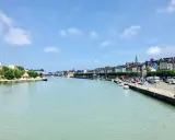 Il porto di Le Havre, con le sue case colorate e il canale tranquillo, è un luogo incantevole.