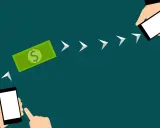 Ilustración que muestra cómo se hace una transferencia bancaria: un billete de dólar se mueve de un teléfono a otro, indicando el proceso.