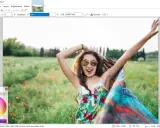 Una chica sonriente con gafas de sol y un pañuelo colorido en un campo de flores, editada en el **foto software** Paint.net.