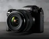 Profesjonalny aparat Fujifilm GFX 50s II z obiektywem.