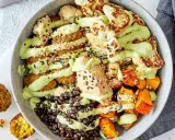 Bunter Bowl mit geröstetem Blumenkohl, Kürbis, Linsen und Hummus. Perfekt für Bowl zum Mitnehmen Rezepte.