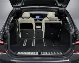 Maletero del BMW Serie 3 con asientos traseros abatidos, mostrando un amplio espacio de carga.