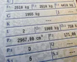 Fragment dowód rejestracyjny z oznaczeniami: F.1 2510 kg, G 1955 kg, L 2, P.1 2967 cm³, P.2 171 kW.