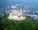 Ruiny zamku w Kazimierzu Dolnym, wspaniałe kazimierz dolny atrakcje dla dzieci. Widać ludzi zwiedzających, a w tle miasteczko.