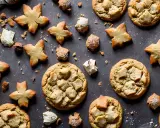 Délicieux cookie healthy, parsemé de morceaux de compote et de flocons de pâte.