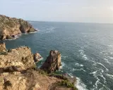 Steile Felsklippen stürzen in den tosenden Atlantik. Ein dramatischer Ausblick auf die lissabon umgebung, wo das Land am westlichsten Punkt Europas endet.