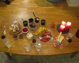 En härlig ostbricka jul med godsaker som frukt, nötter, korv och marmelad. Tre röda ljus lyser upp bordet.