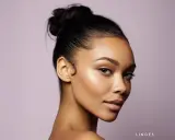 Glatte Frisur mit hochgesteckten Haaren, die Babyhaare perfekt bändigen.
