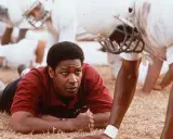 Denzel Washington, allenatore in un film sportivo, ispira la sua squadra. Storie vere di trionfo e determinazione.