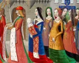 En procession från medeltiden år. En man med röd mössa bär en baby i en blå dräkt med gyllene liljor. Kvinnor i färggranna kläder följer.