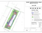 Projekt zagospodarowania terenu z zaznaczonymi budynkami, parkingiem, drogami i zielenią. Skala 1:500.