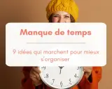 Une femme souriante, coiffée d'un bonnet jaune, tient une horloge. Le texte indique "Manque de temps : 9 idées pour mieux s'organiser".