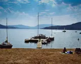 Gródek nad Dunajcem atrakcje: żaglówki przy pomoście, plaża i góry w tle. Idealne miejsce na letni wypoczynek.