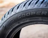 Opona Cooper z oznaczeniami 225/55R18, M+S i symbolem płatka śniegu.
