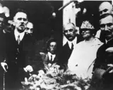 Władysław Reymont, autor "Chłopów", na zdjęciu z innymi ludźmi.