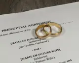 Złote obrączki na dokumencie "Prenuptial Agreement" – protokół przedmałżeński, który określa warunki przed ślubem.