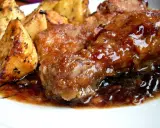 Soczysty kurczak po japońsku w sosie teriyaki, podany z pieczonymi ziemniakami.