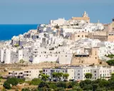 La Città Bianca di Ostuni, con le sue case bianche a picco sul mare, è un incanto da scoprire. Ecco cosa vedere!