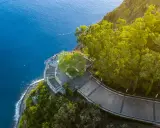 Blick vom Cabo Girão auf das tiefblaue Meer. Eine Glasplattform bietet atemberaubende Ausblicke.
