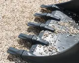 Dientes de excavadora sobre grava, una forma de como compactar tierra sin rodillo.