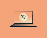 Laptop z ikoną braku połączenia Wi-Fi. Dowiedz się, jak sprawdzić kartę sieciową, gdy internet nie działa.