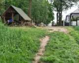 Ścieżka wśród zieleni prowadzi do altany, idealnej na odpoczynek po przejażdżce po trasach rowerowych Ruda Śląska.