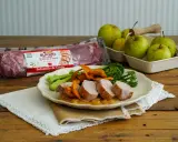 Delicioso solomillo de cerdo a baja temperatura, jugoso y tierno, acompañado de brócoli y puré de manzana.