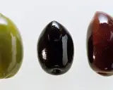 Tres aceitunas: verde, negra y morada. Cada una es una fuente de aceitunas nutrientes, esenciales para una dieta equilibrada.