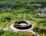 Widok z lotu ptaka na park i tężnię solankową w Busku-Zdroju. W oddali widać zabudowania i zielone wzgórza. Sanatoria w Busku-Zdroju oferują relaks i zdrowie.