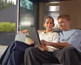 Ein Paar genießt entspannt einen Film auf dem Tablet. Die hohe netzgeschwindigkeit mbps sorgt für ruckelfreies Streaming.