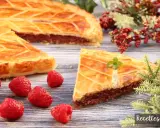 Délicieuse galette des rois framboise, garnie de fruits rouges et décorée de menthe. Parfaite pour une fête !