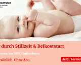 Ein süßes Baby liegt auf dem Rücken und spielt mit seiner Hand. Erfahren Sie mehr über Stillen, wie oft stillen 1 Monate altes Baby, und Beikost.