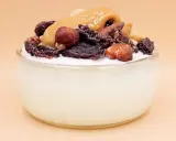 Jogurt proteinowy z bakaliami i karmelem. Idealny dla sportowców i osób dbających o sylwetkę.