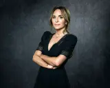 Alexandra Rapaport i svart klänning, redo för nya filmer.