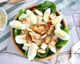 Salade César maison appétissante avec laitue, œufs durs, croûtons dorés et copeaux de parmesan. Parfait pour une recette facile et savoureuse.