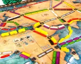 Planszówka z mapą świata, gdzie można wsiąść do pociągu dookoła świata, budując trasy między miastami jak Murmansk, Hamburg, Lagos, Moskva, Teheran, Hongkong i Bangkok.