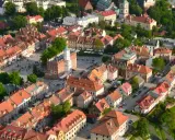 Widok z lotu ptaka na rynek w Sandomierzu z ratuszem i kamienicami. Wspaniałe atrakcje Sandomierza zachęcają do zwiedzania.