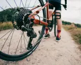 Rowerzysta na szutrowej drodze. Długość korby a wzrost to klucz do komfortowej jazdy.