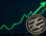 Moneta Litecoin na tle wykresu wzrostowego. Zielona strzałka w górę sugeruje optymistyczne litecoin prognozy.