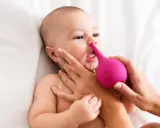 Różowa gruszka do nosa dla niemowlaka delikatnie oczyszcza nosek maluszka.