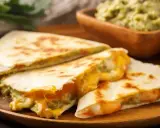 Szybka kolacja z niczego: pyszne quesadillas z roztopionym serem i guacamole. Idealne na szybki posiłek.