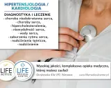 Lekarz osłuchuje serce. Reklama "Hipertensjologia / Kardiologia" oferuje diagnostykę i leczenie, m.in. nadciśnienia. Ciśnienie 135 na 85 to sygnał do wizyty.