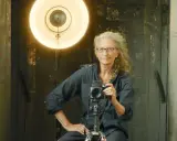 Annie Leibovitz, con la sua inconfondibile macchina fotografica, pronta a catturare un altro momento iconico.
