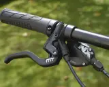 Rowerowy hamulec tarczowy SRAM z manetką MT. Dowiedz się, jak odpowietrzyć hamulce w rowerze bez odpowietrznika.